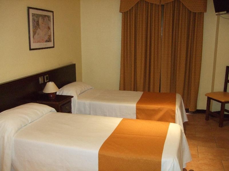 Hotel Complutense 알칼라데에나레스 외부 사진