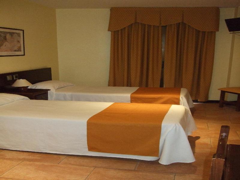 Hotel Complutense 알칼라데에나레스 외부 사진