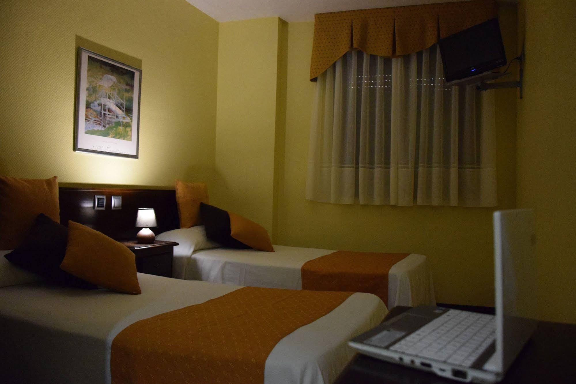 Hotel Complutense 알칼라데에나레스 외부 사진