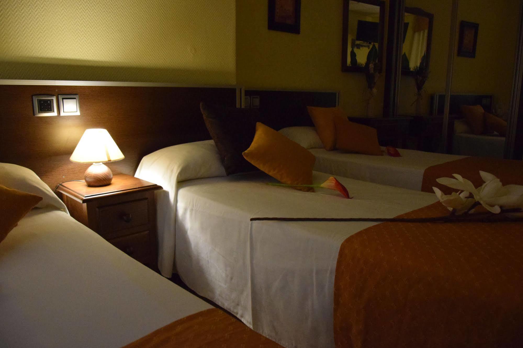 Hotel Complutense 알칼라데에나레스 외부 사진