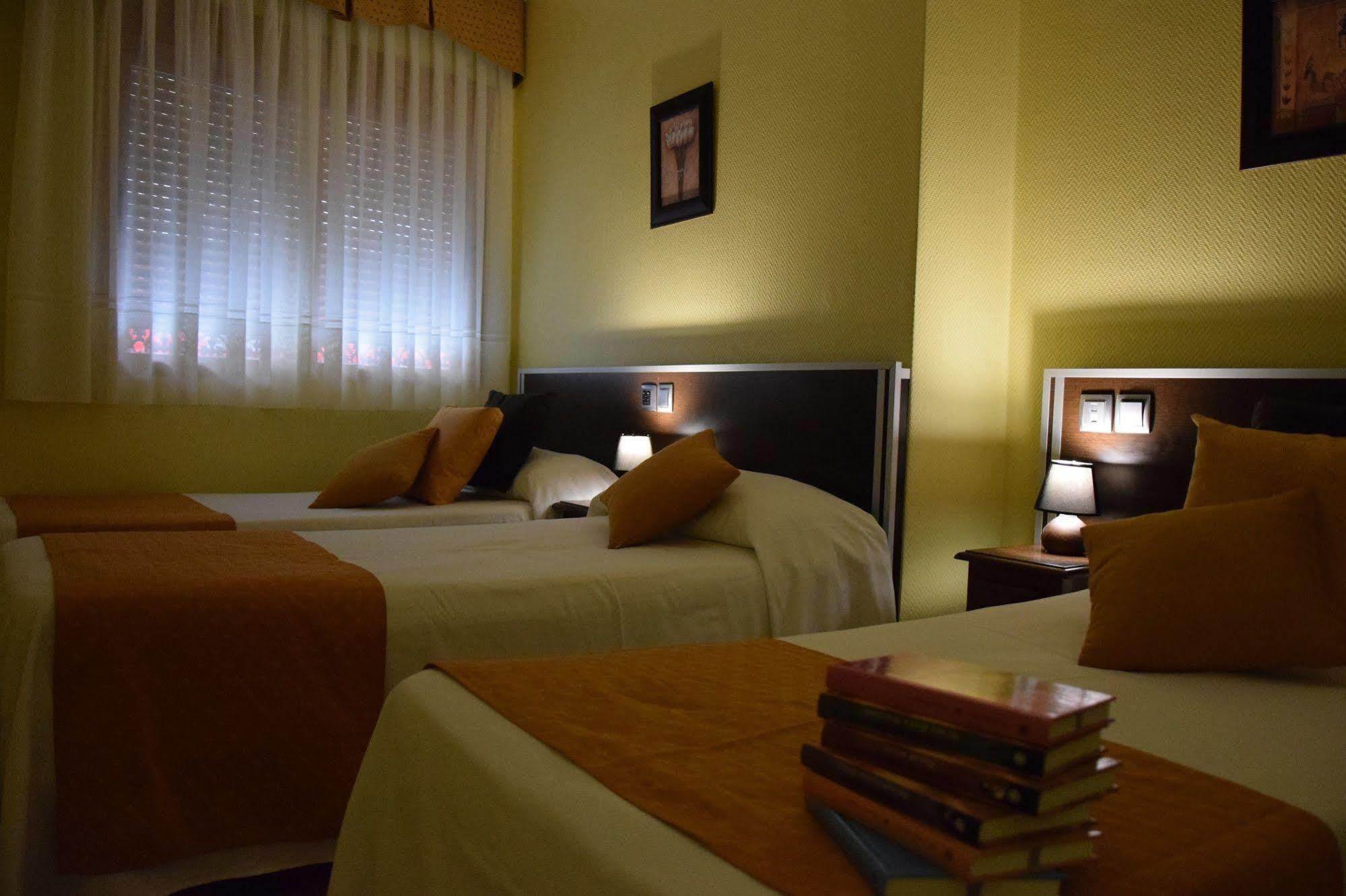 Hotel Complutense 알칼라데에나레스 외부 사진