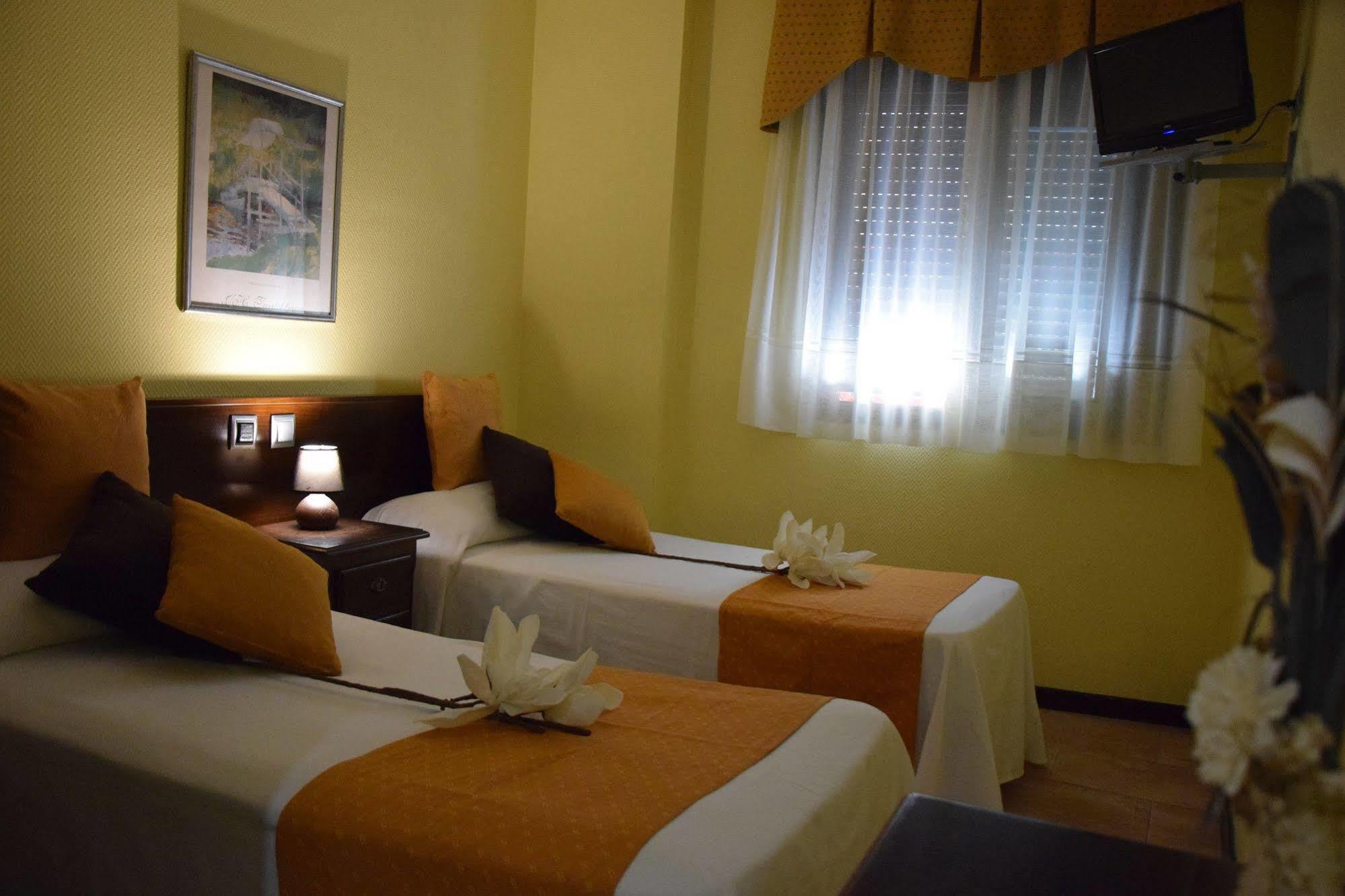 Hotel Complutense 알칼라데에나레스 외부 사진