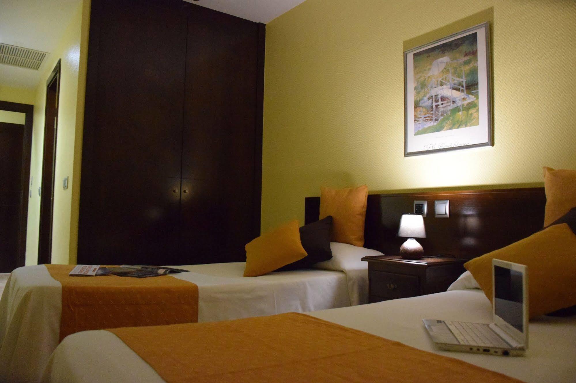 Hotel Complutense 알칼라데에나레스 외부 사진