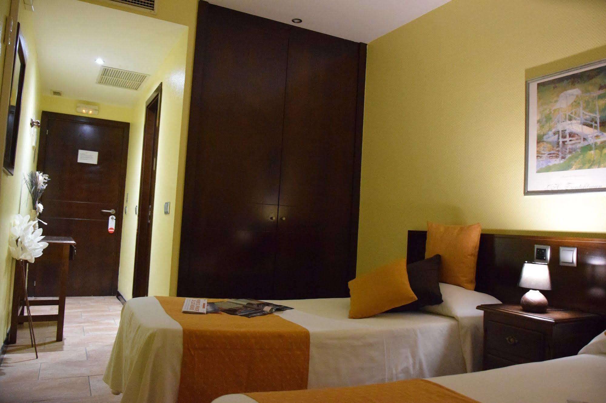 Hotel Complutense 알칼라데에나레스 외부 사진