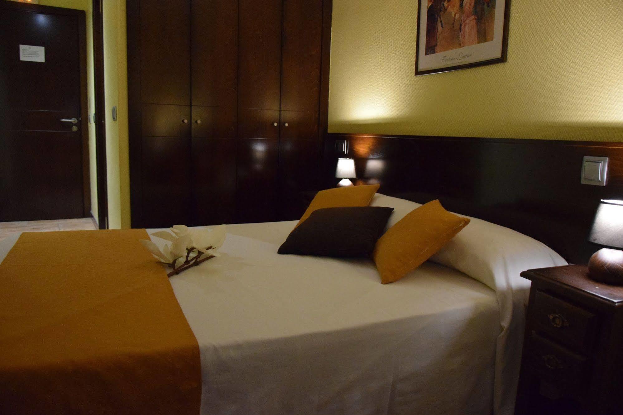 Hotel Complutense 알칼라데에나레스 외부 사진