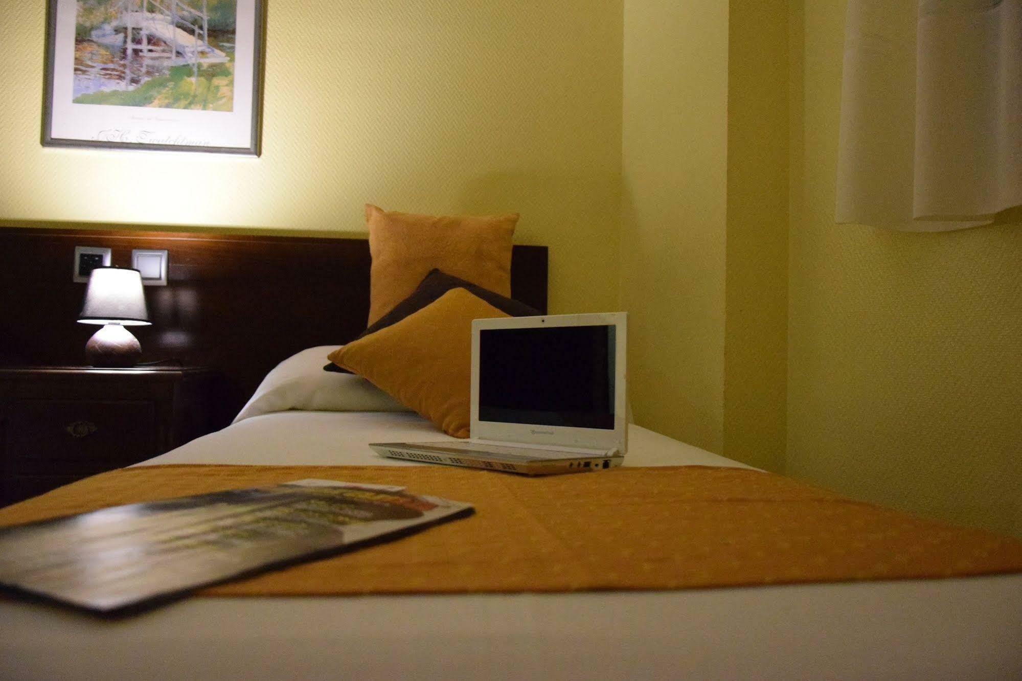 Hotel Complutense 알칼라데에나레스 외부 사진